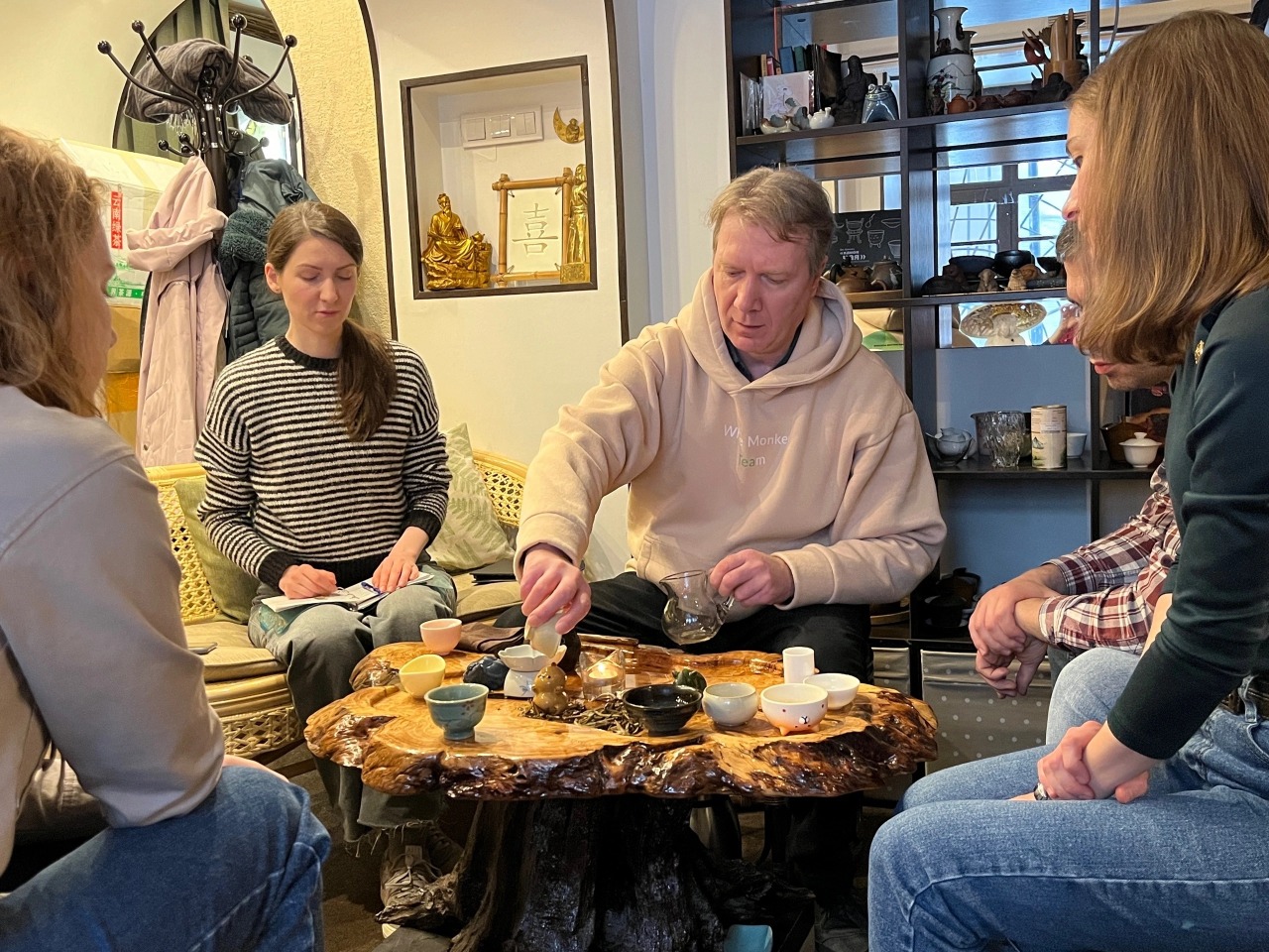 Участники чайной встречи в клубе